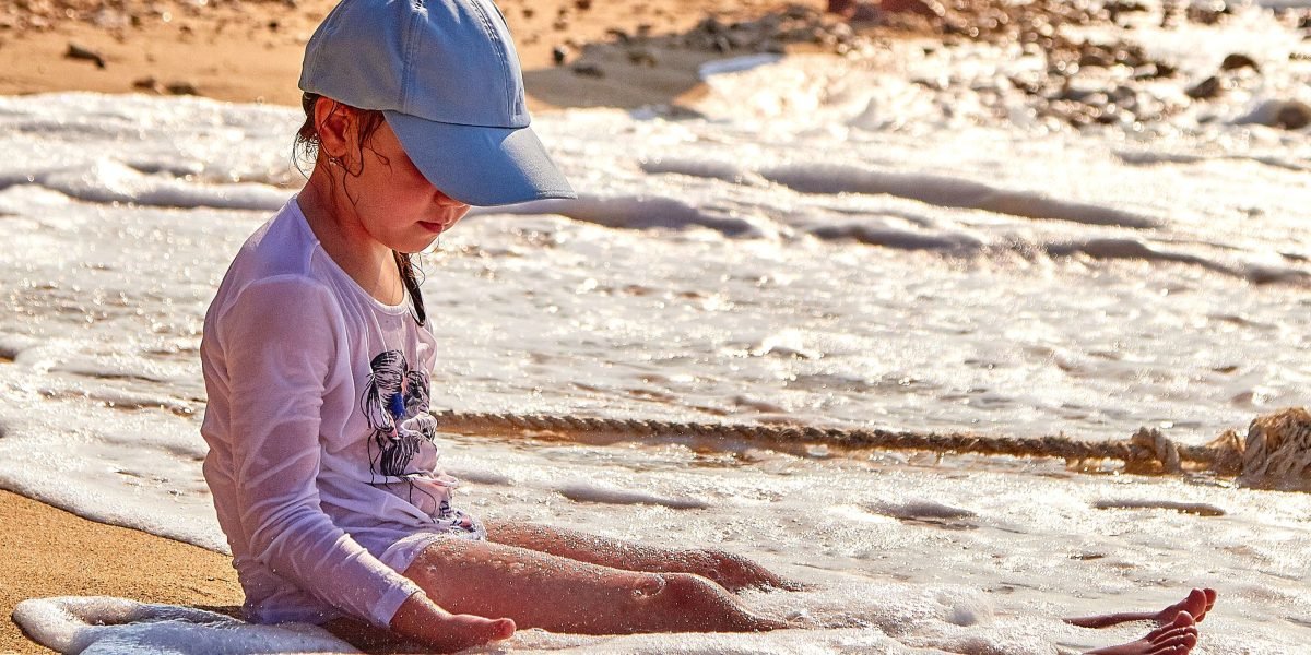Illustrating the five-star living experience and leisure activities available to residents on Palm Jumeirah.